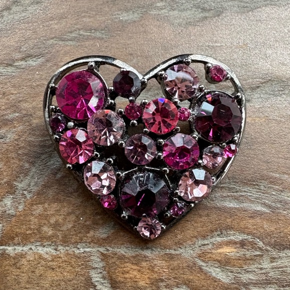 Rhinestone heart-shaped pin in shades of pink and purple - Picture 11 of 11